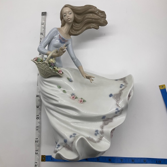 LLADRÓ PETALS IN THE WIND PORCELAIN FIGURINE - Picture 6 of 10